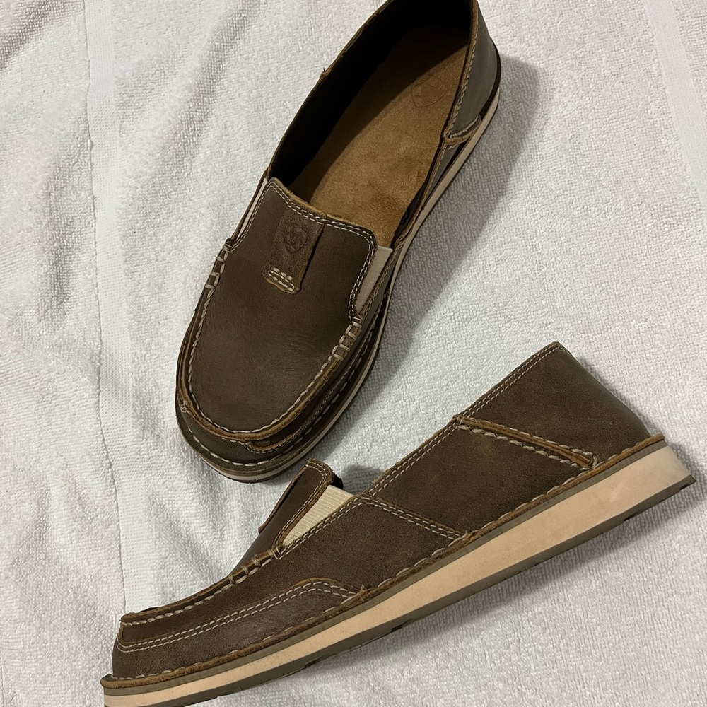 ARIAT 8.5 gently used for standing / photo shot - three hours